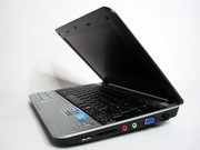 Das MSI Wind U115 kann seine Verwandschaft zu den bekannten Medion Akoya-Netbooks nicht verleugnen.