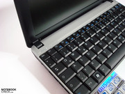 Die nahezu die gesamte Gehäusebreite nutzende Tastatur kann dennoch keine zu kleinen Tasten vermeiden.