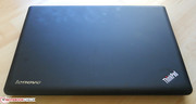 Die gummierte Beschichtung des Displaydeckels macht das Notebook griffig...