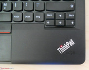Im Standby-Zustand leuchtet das "i" des Thinkpad-Emblems.