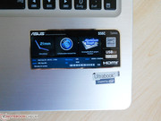 Asus lässt es sich nicht nehmen, per Aufkleber auf die wichtigsten Features des S56CM hinzuweisen.