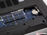 Die Wartung ist eingeschränkt: An den Lüfter kommen wir nicht so einfach heran, an die CMOS-Batterie, die Festplatte und den RAM aber schon.