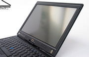 Zentrales Eingabeelement bleibt aber das Touch Display, das entweder ganz einfach mit einem Finger,...