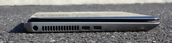 Linke Seite: AC, 2 x USB 2.0