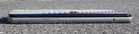 Rückseite: HDMI, mini Display-Port (unter Klappe), Kensington