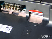 Die Sim-Card verschwindet unter dem Akku.