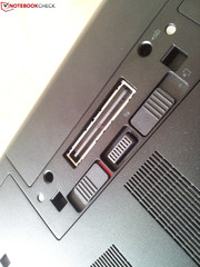 An der Unterseite sind die Ports für Dockingstation...