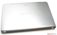 Die Deckelrückseite besteht aus Aluminium.