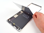Der integrierte Akku bietet 16,3 Wattstunden (Bild: ifixit.com).