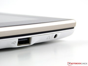 Neben dem 40-Pin-Connector für das USB-Lade-/Datenkabel und dem Mini-HDMI-Port gibt es einen vollwertigen USB-Anschluss.