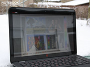 Beim Edge-to-Edge Display liegt eine Kunststoff-Platte vor dem TFT-Panel.