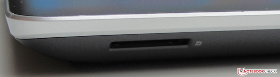 An der Vorderseite findet sich ein Speicherkartenlesegerät (SD, MMC, Memory Stick, Memory Stick Pro).