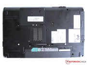 Das Lifebook E751 von unten gesehen.