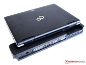 Port-Replikator mit angedocktem Fujitsu Lifebook S751