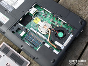 Das Mainboard inklusive dem gesteckten Prozessor und den zwei RAM-Slots