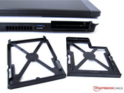 Zwei leere Adapter stecken in den noch leeren PC-Card-/Express-Slots