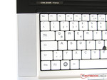 Links und rechts neben der Tastatur sind zwei große Soundboxen vorzufinden