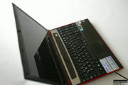 Unter anderem einen P9500 Penryn Prozessor, eine GeForce 9600M GT, vier GB DDR2 RAM und eine 320 GB Festplatte aus dem Hause Western Digital.