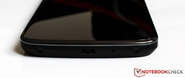 Unten: Mikrofon und Micro-USB-Anschluss