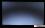 Schwarzes Bild mit „Bad Smiley-Effekt“ (oben: leuchtende Ecken, unten gewölbter und heller Leuchtkegel)