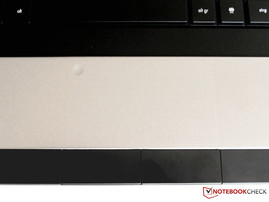 Farblich unterscheidet sich das Touchpad nicht von der Handballenauflage
