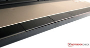 Vor dem Touchpad befinden sich zwei große Mausersatztasten