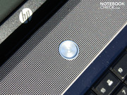 Sie trägt mittig den aufleuchtenden Power-Button.