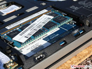Zwei RAM-Sockel laden zum Aufrüsten ein (1x4 GB SO-DIMM gesetzt).