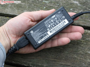 Das 262 Gramm Netzteil liefert bis zu 65 Watt.