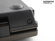 Die Unterseite hat keine Öffnung. Um an HDD und RAM heran zu kommen,