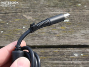 Den kerzengeraden Stromstecker will sich HP nicht abgewöhnen. Selbiger ragt rechts seitlich aus dem Chassis heraus.