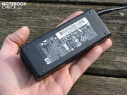 Das 90 Watt Netzteil ist mit 350 Gramm recht schwer.
