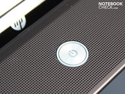Die zentral sitzende Power-Taste aus Aluminium drängt sich in den Vordergrund,