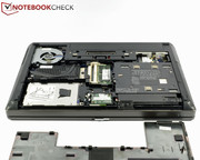 Darunter sind fast alle Komponenten leicht zugänglich: RAM, HDD, Lüfter und sogar CPU können selbst gewechselt werden.