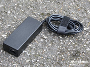Das 90 Watt Netzteil können Nutzer für den leichten Betrieb auch mal daheim lassen.