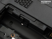 Im Akku-Schacht finden wir die Vorbereitung für eine Sim-Card Halterung.