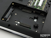 und die 2.5-Zoll SATA-Festplatte in ihrem leicht gepolsterten Schacht.