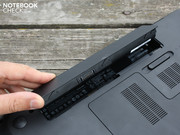 Die Batterie wird mit einem einzigen Hebel entriegelt und abgenommen.