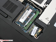 Unter der Bodenplatte befinden sich das RAM- und das WLAN-Modul.