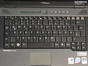 Auch die Eingabegeräte sind komfortable. Die spritzwassergeschützte Tastatur bietet ausreichenden Tippkomfort und ein Standardlayout, um damit auch längere Texte mühelos erfassen zu können.