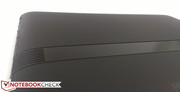 Der horizontale Plastikbalken trennt die gummierten Oberflächen.