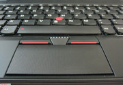 Man beachte die Oberflächentextur und die Krümmung des Touchpads