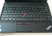 Tastatur: Mit großen Fingern könnten die kleinen Pfeiltasten schwierig zu bedienen sein.