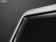 Dicker Displayrahmen mit genügend Platz um die schmale Base-Unit aufzunehmen