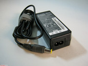 Der Stromadapter liefert 65W bei 20 Volt
