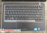 Die Tastatur ist insgesamt leise, doch das Touchpad kann auf manche Benutzer beengt wirken.
