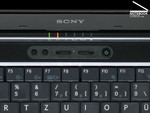 Cockpit und Schaltzentrale des Sony Vaio VGN-SZ61WN/C mit Leistungswahlschalter.