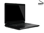Beim Anheben des One C7000 verwindet sich das Chassis nur wenig, die für Kunststoffe typischen Knarrgeräusche bleiben aber nicht gänzlich aus.