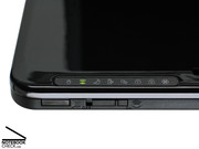 Die System -und Strom-Anzeigen informieren über den Status von Touchpad, WLAN, Suspend-Modus, Ladezustand des Akkus, Festplatten- und/oder DVD-Aktivität sowie verschiedener Tastaturfunktionen.