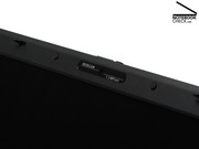 Im Rahmen des Breitbild-Displays steckt beim C7000 eine kleine Webcam mit 1,3 Megapixeln. Damit lassen sich Video-Chats, -Telefonate oder -Konferenzen übers Internet abhalten.